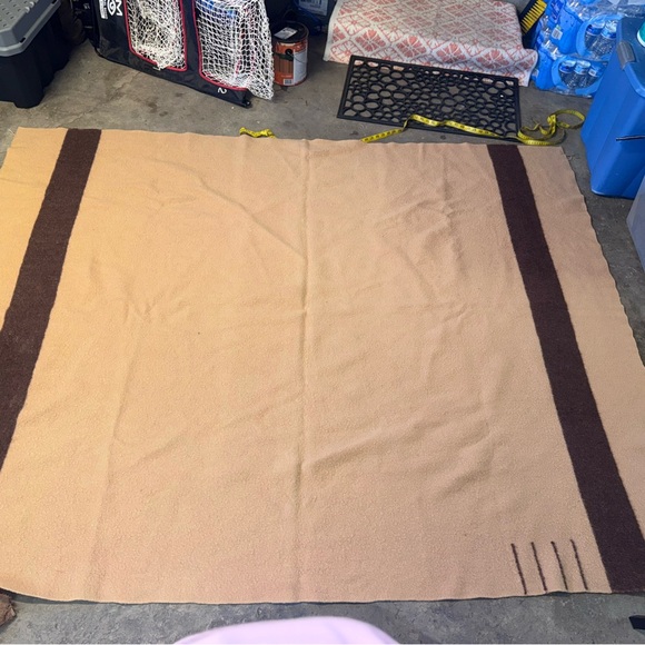 Hudson Bay blanket. Gold tagPinkish brown, four fingers.LL Bean100% wool 67x86 - Picture 13 of 16